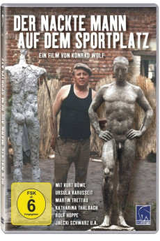 Der nackte Mann auf dem Sportplatz
